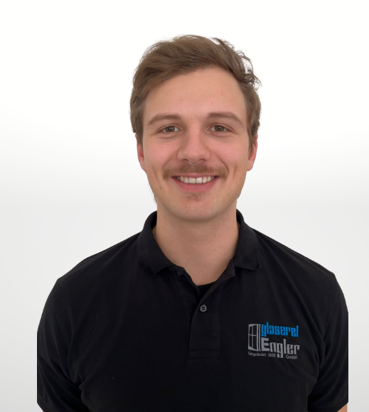 Porträt eines Mann Erik Engler vor weiß grauem Hintergrund