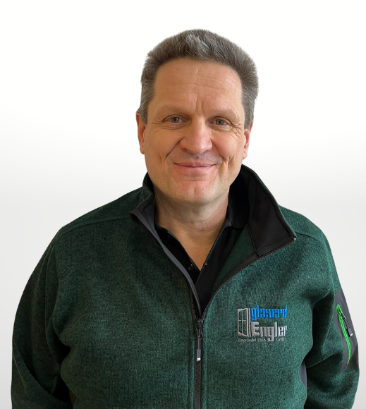 Porträt eines Mann Rainer Engler vor weiß grauem Hintergrund