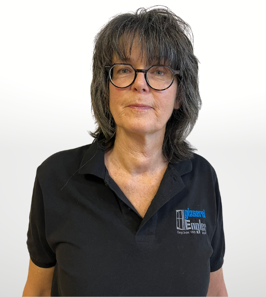 Porträt einer Frau Sandra Grass vor weiß grauem Hintergrund