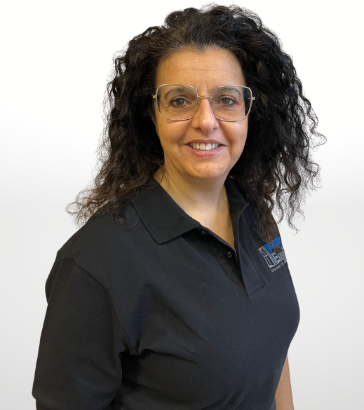 Porträt einer Frau Sonja Tummino vor weiß grauem Hintergrund